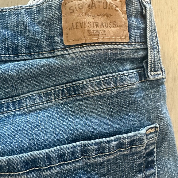 Signature by Levi Strauss Women's Light Blue Jeans - Picture 6 of 6